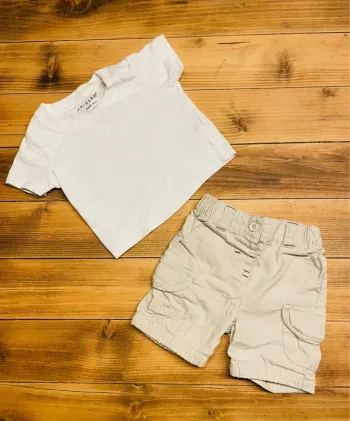 Petit ensemble estivale avec tee shirt blanc et bermuda beige 3 mois