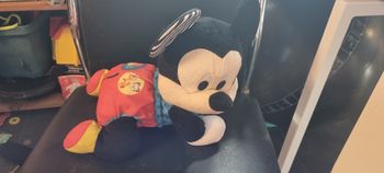 Mickey qui fait du 4 pattes en français et anglais