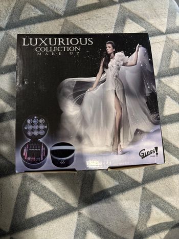 Gloss luxurius collection make up