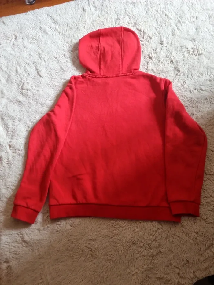 Pull rouge à capuche - photo numéro 5