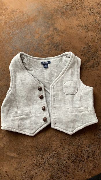 Gilet Kiabi 6 mois gris avec bouton marron