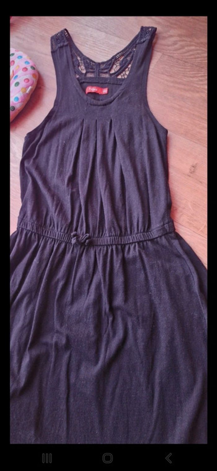 Robe coloris noir avec motif dentelle dans le haut du dos taille 12 ans TBE - photo numéro 3