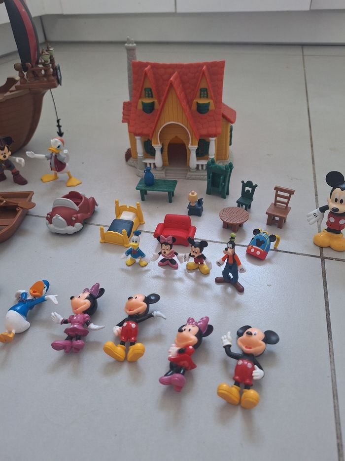 Lot Mickey et Minie, bateau, avion, maison, voitures, personnages - photo numéro 3