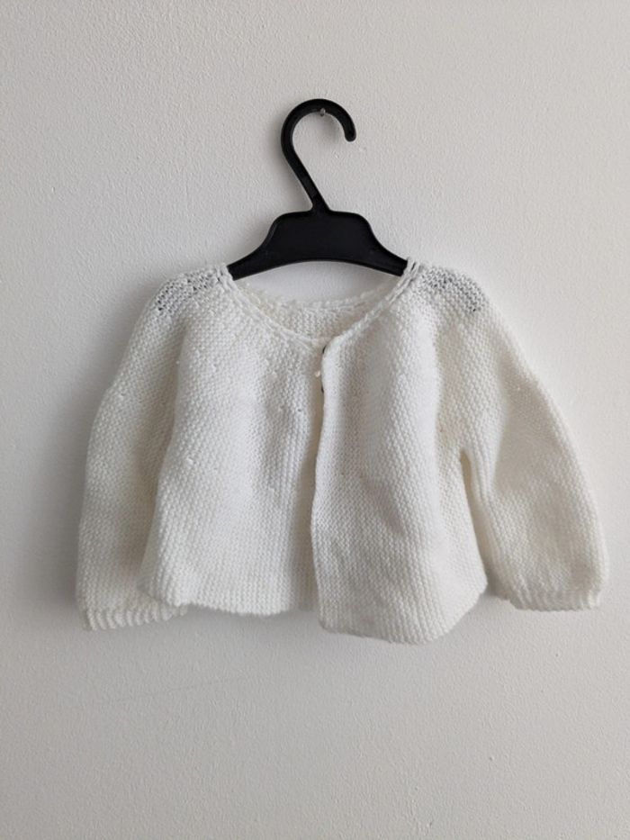 Petite veste faite main en laine fine blanche