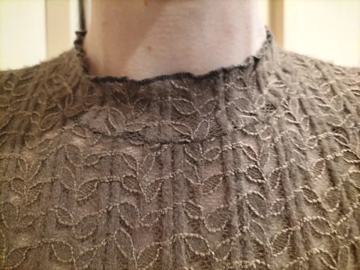 Top court / crop top en dentelle marron-taupe - photo numéro 2