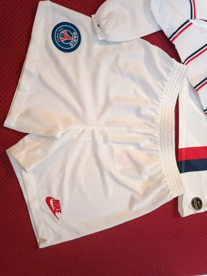 Tenue de foot PSG, Nike Authentique Officiel taille enfant 5/6 ans, Neuf - photo numéro 7