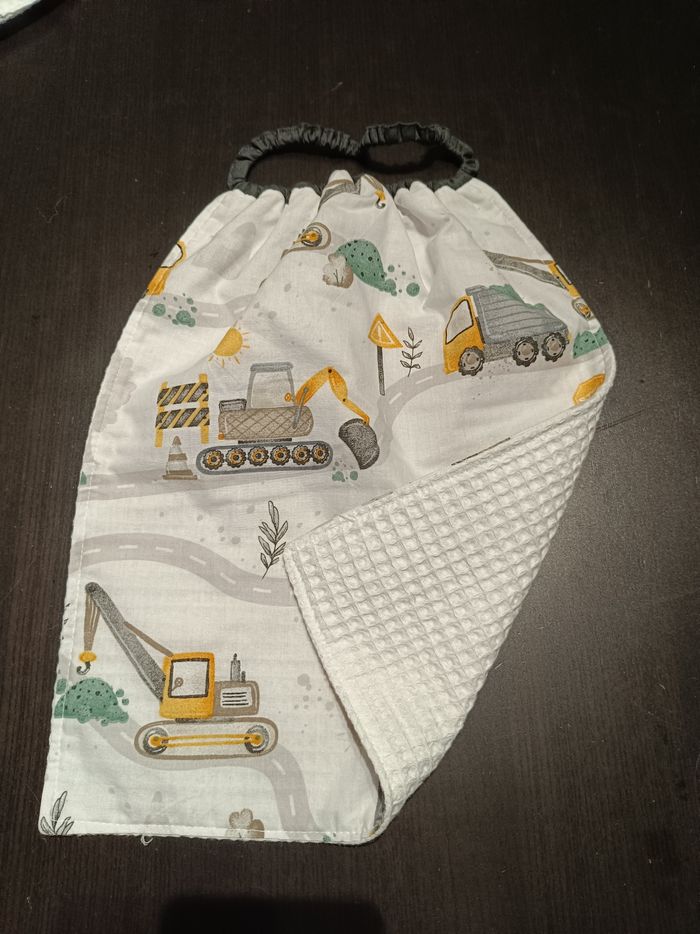 Grande serviette de table lavable , doublée nid d'abeille, élastique , maternelle. Tractopelle travaux - photo numéro 2