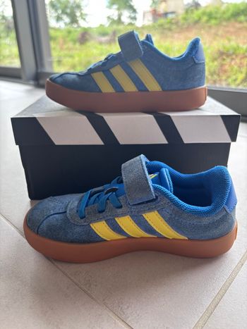 Basket adidas bleu à scratch taille 28