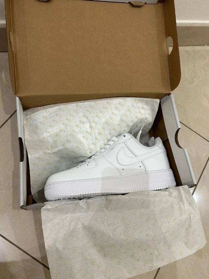 Nike Air Force 1
42.5 - photo numéro 5