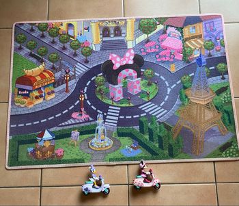 Minnie et Daisy découvrent la ville 