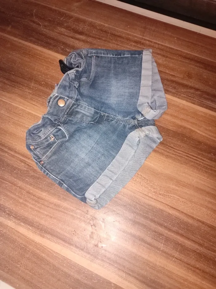 Short fille