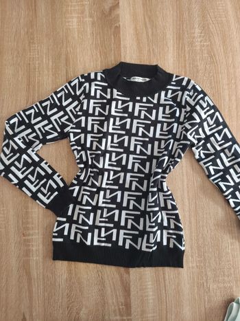 Pull femme T.L/XL (mais je dirais plus S/M)