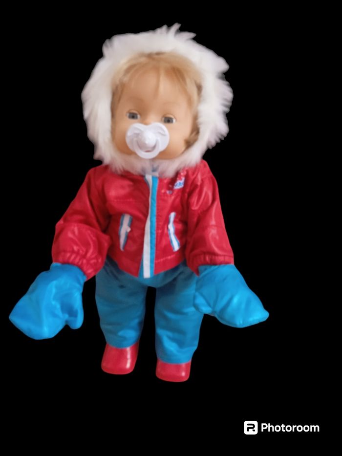 Cicciobello marche dans la neige