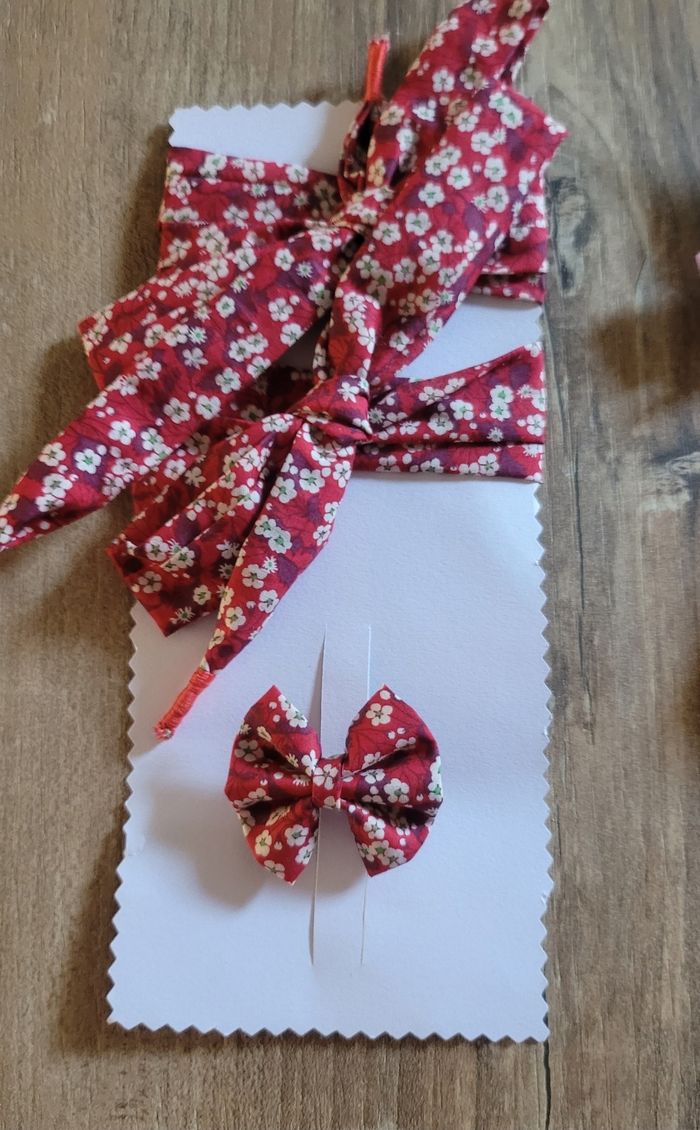 Lacets et petit noeud liberty rouge