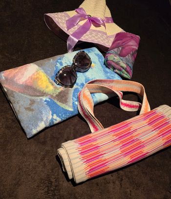 Ensemble sac de plage chapeau lunettes de soleil