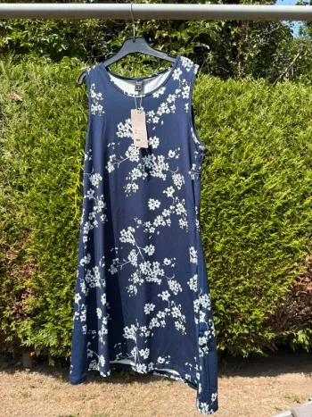 Robe bleu marine à motif floral – Marque Emery Rose