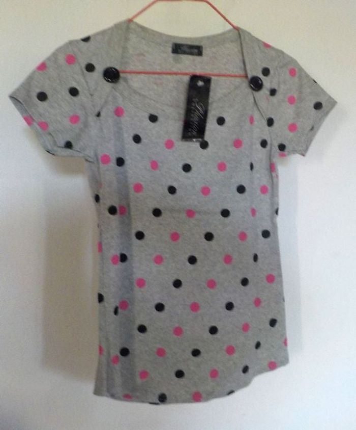 TEE-SHIRT GRIS A POIS ROSES ET NOIRS TU NEUF