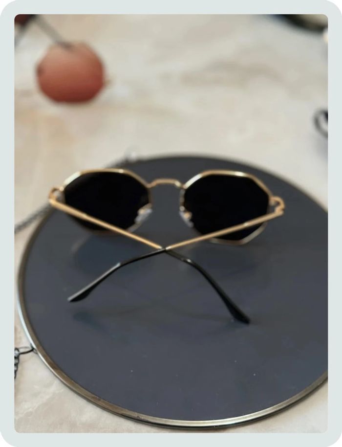 Lunette de soleil octogonale noire dorée - photo numéro 4