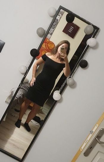 Belle robe noire moulante et épaules nue