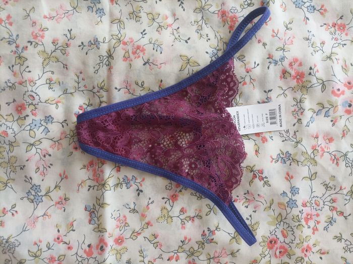 String neuf taille S dentelle