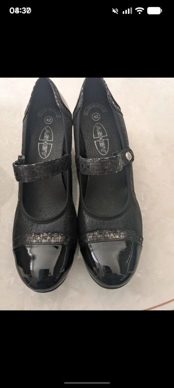 Belle paire d'escarpins Ashby noirs. Taille 42