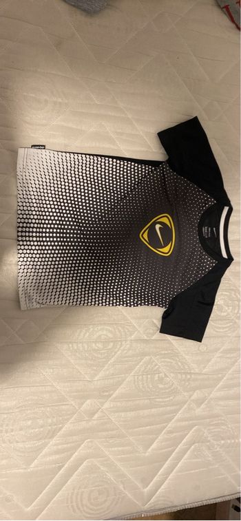Lot Nike Dri-Fit enfant (3 tee-shirts + 1 short) – Très bon état