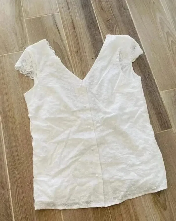 Belle blouse blanche dos nu V taille 38/40 - photo numéro 2