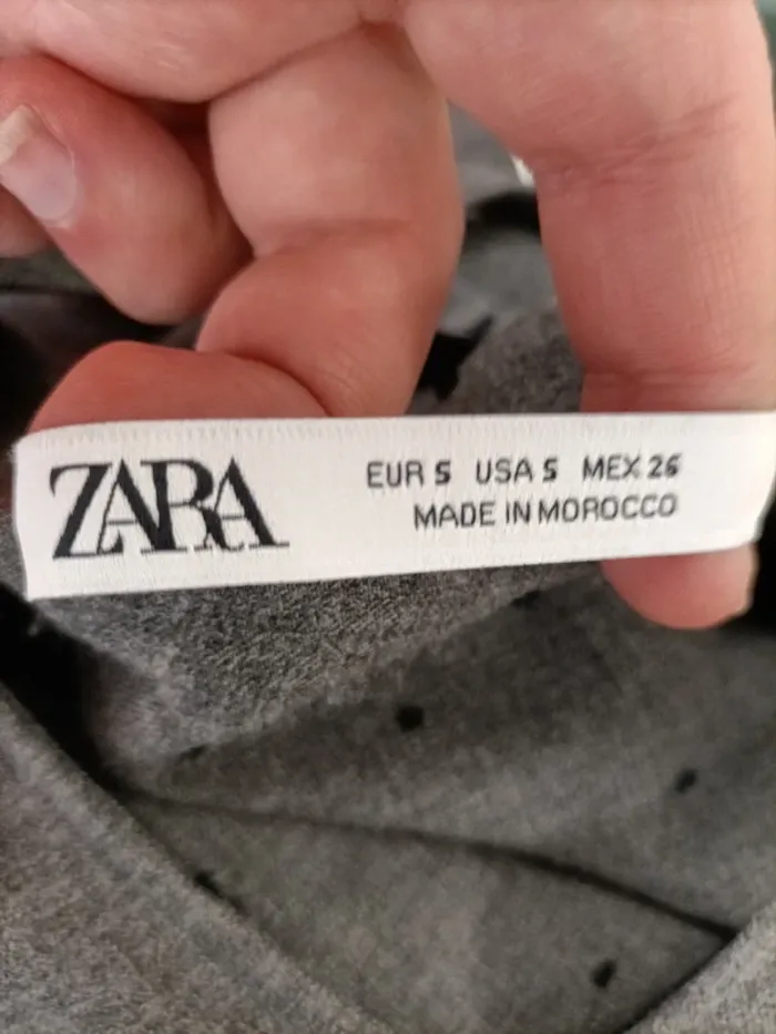 Robe Zara Grise pois noirs - taille S - volants - Noeud à l'avant col en V - Viscose A422 - photo numéro 2