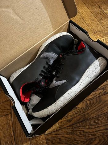 Basket Jordan Eclypse Holiday noir et rouge - Taille 40,5 ou  7