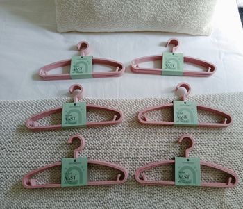 Lot de 36 cintres pour bébé ou enfant neufs