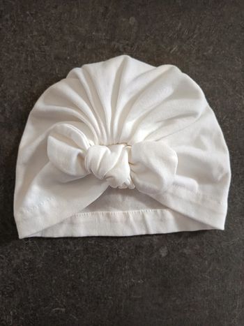 Bonnet blanc noeud