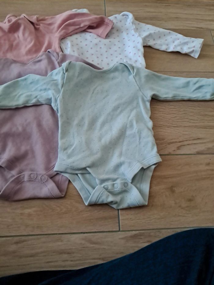 Lot de 4 bodys primark 9/12 mois - photo numéro 3