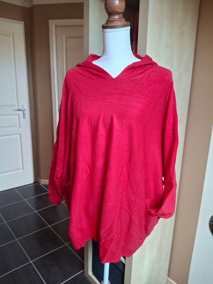 Pull fin capuche rouge oversize