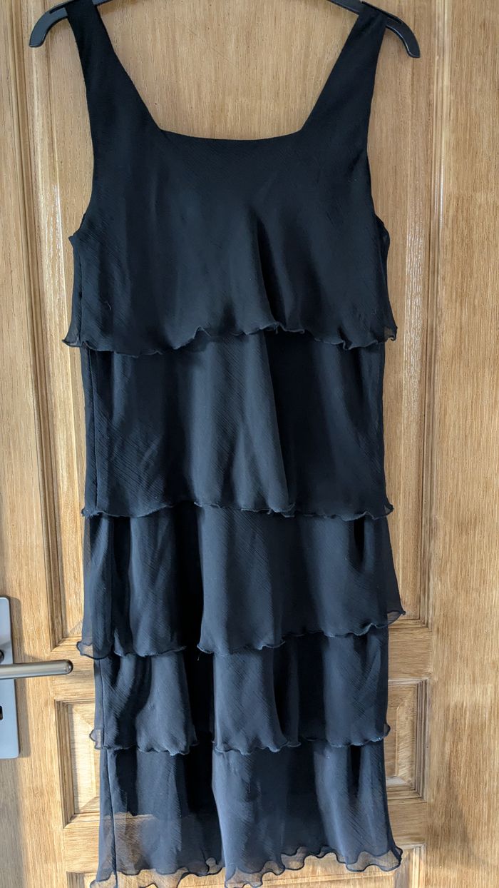 Robe noire à volants. - photo numéro 3