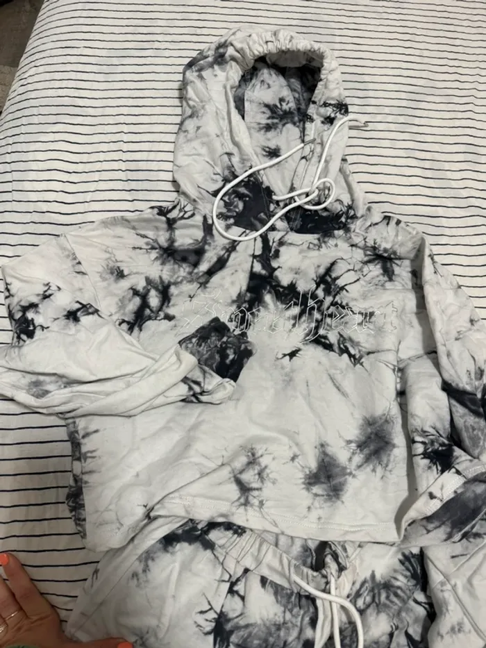Pull à capuche crop tie and die noir et blanc - photo numéro 2