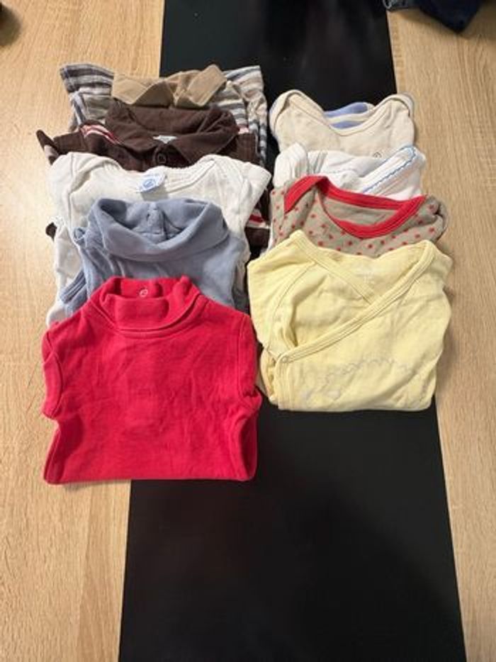 Lot 7 bodies et 2 t-shirt manches longues 6 mois