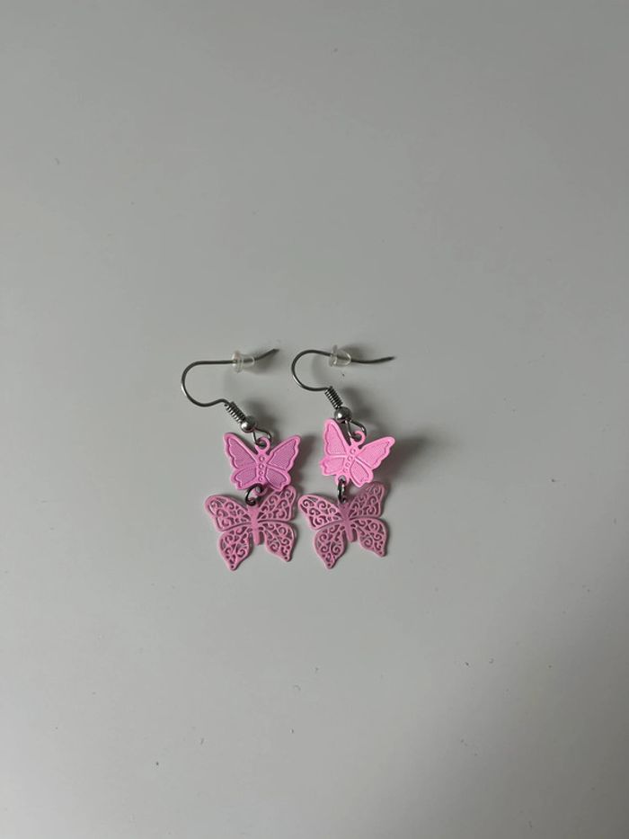 boucles d’oreilles papillons rose