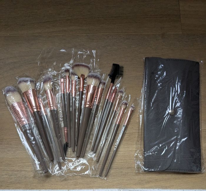 Lot de 15 pinceaux de maquillage professionnels pour fond de teint, cils, sourcils, fard à paupières..