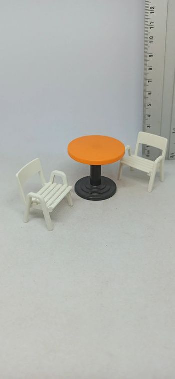 Table ronde orange avec chaises de jardin blanches playmobil