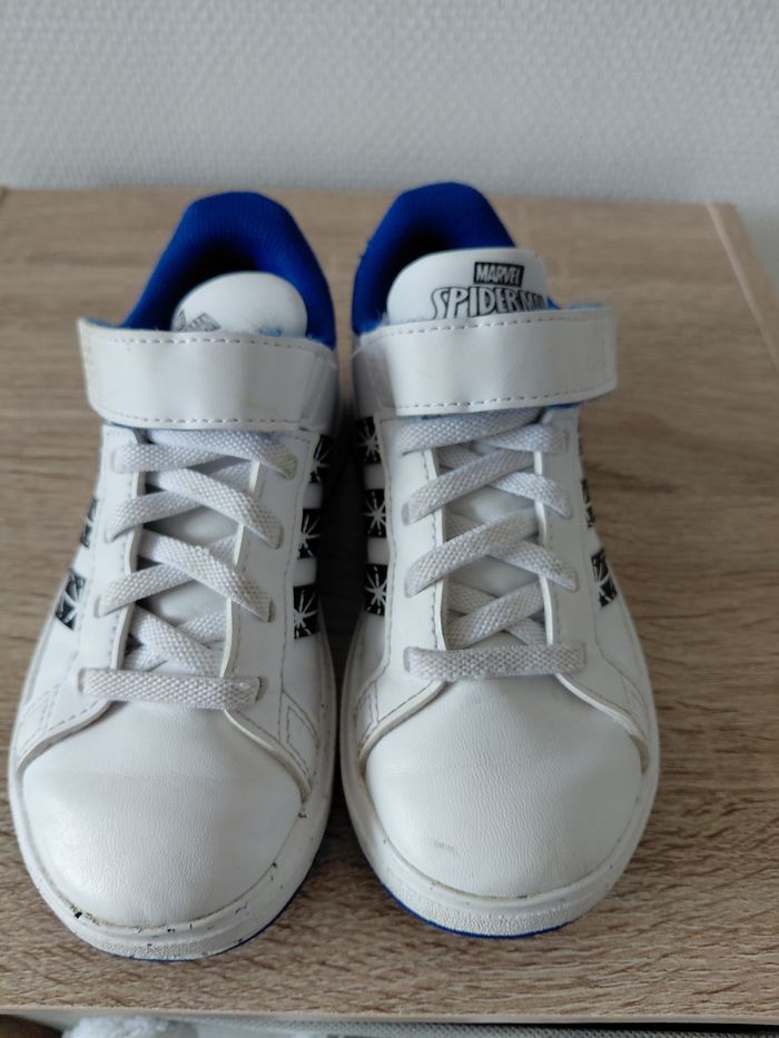 Baskets Adidas Marvel 28