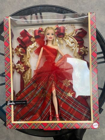 Barbie Signature, 2024 Holiday Blonde Fashion Doll Portant Une Robe