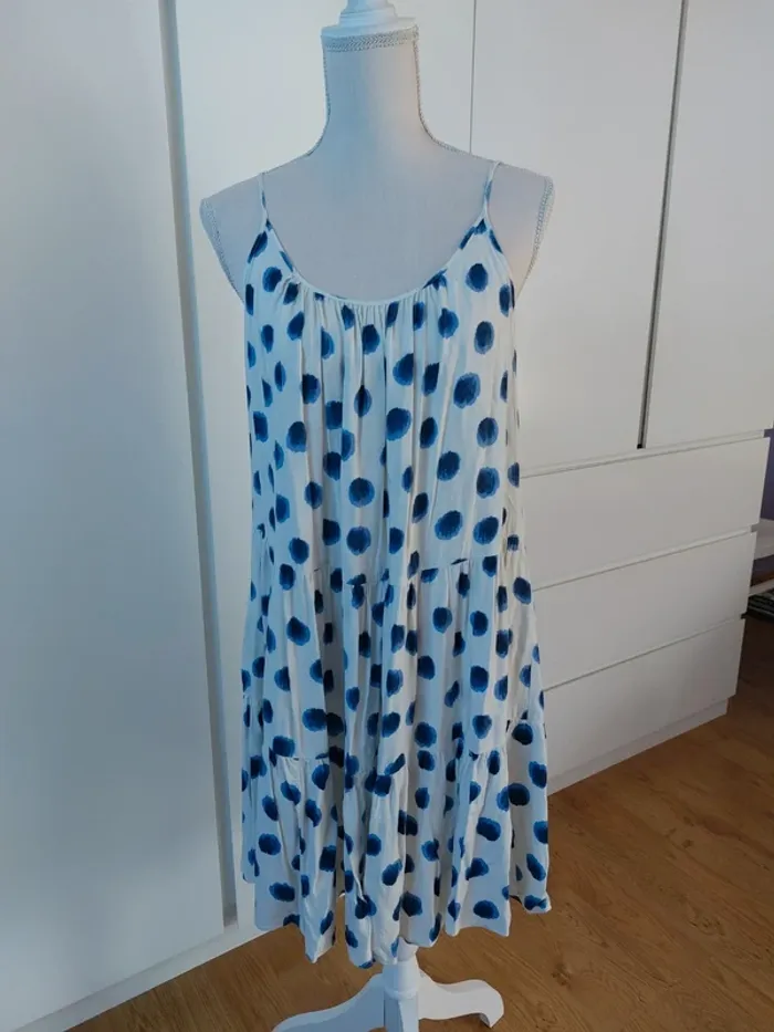 Jolie robe à bretelles volantée à pois