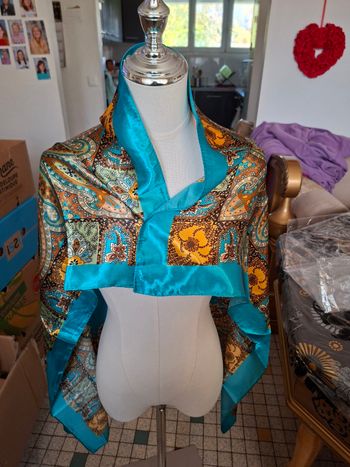 Foulard bleu turquoise motif femme neuf prix 1 euro 50