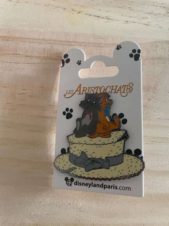 Pin's Disney Les Aristochats - Berlioz et Toulouse sur chapeau