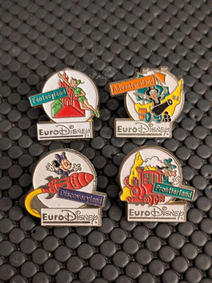 Lot de 4 pin's Disney Eurodisney signés AB