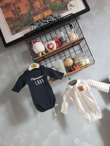 Lot de 2 bodys 🎀 boite a malices et obaibi 3 mois 3€