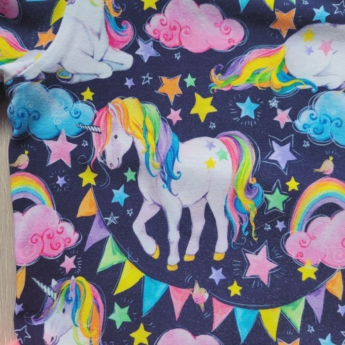 Très très jolie robe bleu marine a motif licorne , de qualité fait par une couturière. Fille 6 ans - photo numéro 3