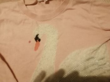 Pull rose avec cygne
