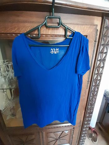 Tee shirt bleu foncé col en v