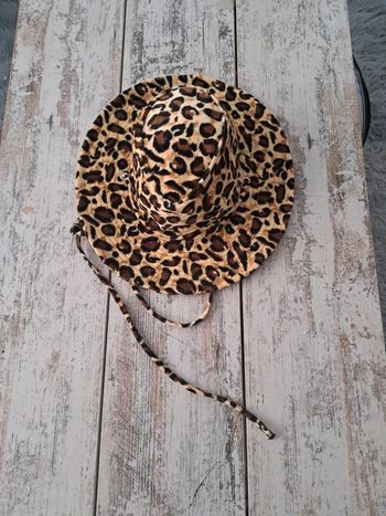 Très beau chapeau léopard genre peluche velours